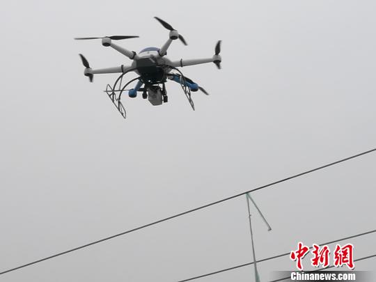 深圳：使用國內(nèi)首款激光炮清障無人機清理輸電線上外掛物