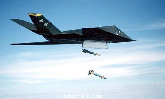 資料圖：F-117投下兩枚激光制導(dǎo)炸彈。